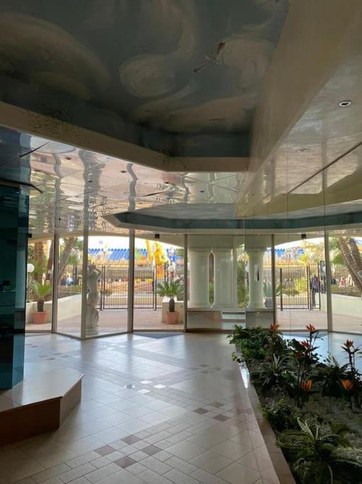 Superbe Studio Avec Terrasse En Front De Mer 芒通 外观 照片