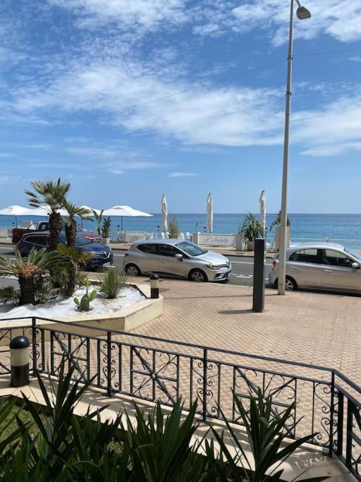 Superbe Studio Avec Terrasse En Front De Mer 芒通 外观 照片