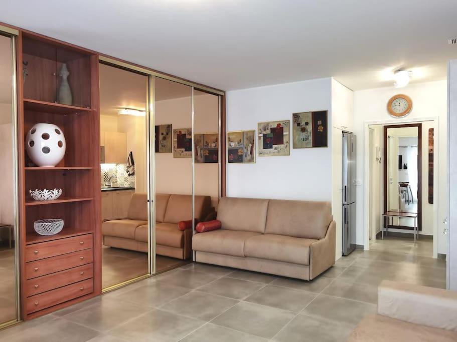 Superbe Studio Avec Terrasse En Front De Mer 芒通 外观 照片