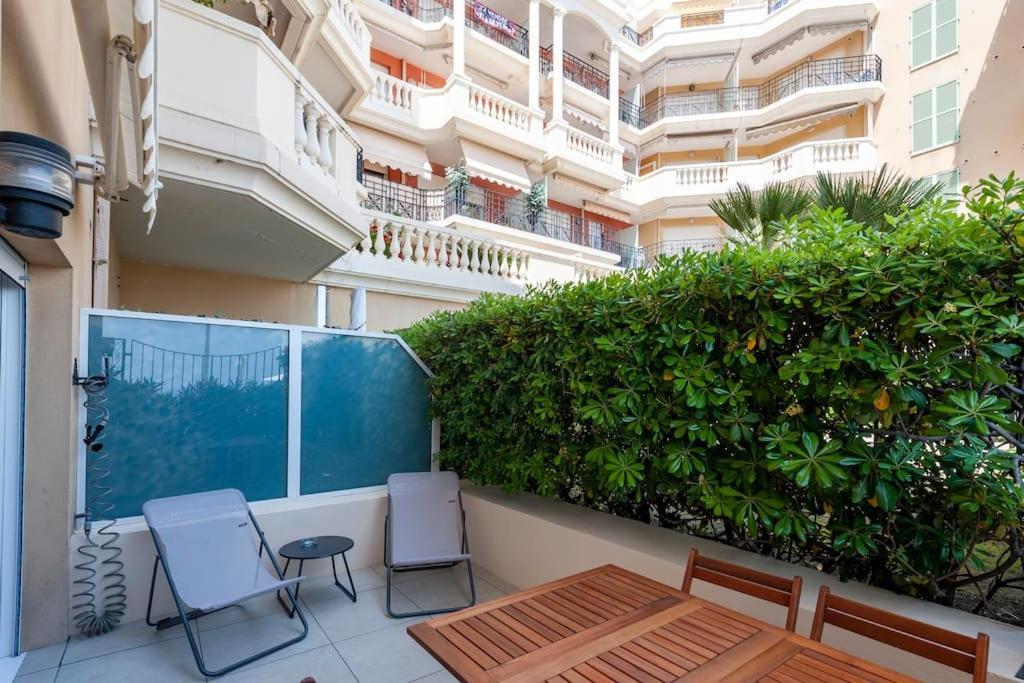 Superbe Studio Avec Terrasse En Front De Mer 芒通 外观 照片